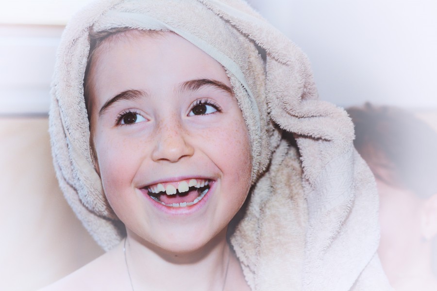 niña, baño, toalla, rostro, alegre, sonrisa, alegria, felicidad, 10 años, 