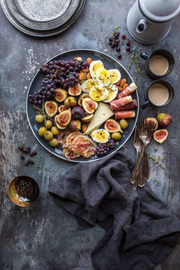 ensalada, plato, comidas, higo, higos, uvas, frutas, frutal, queso, aceitunas, huevo, jamon, desayuno, cafe, 