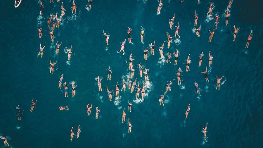 Brasil, brasileño, Drone POV, gente, natación, playa Praia do Toque, vista aérea, muchos, multitud, fondo, verano, movimiento,