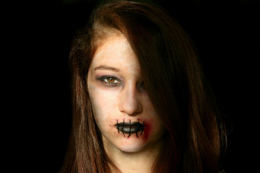 mujer, vista de frente, joven, adolescente, dark, zombie, miedo, mirando a la camara, labios, maquillaje, halloween, 