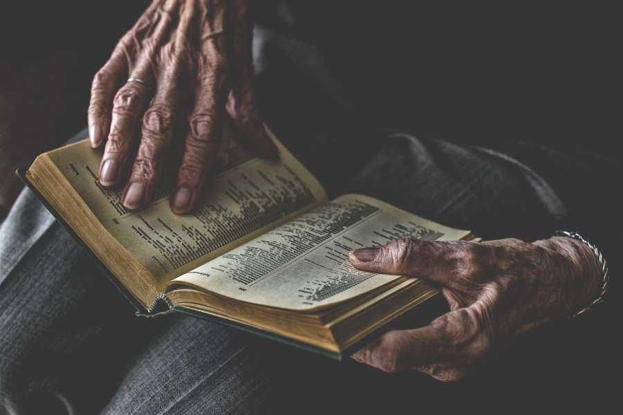 papel, libro, personas, uno, escritura, adulto, dios, evangelio, religión, espiritualidad, horizontal, imagen en color, espacio de copia, hombres, rezando, mano humana, solo hombres, solo adultos