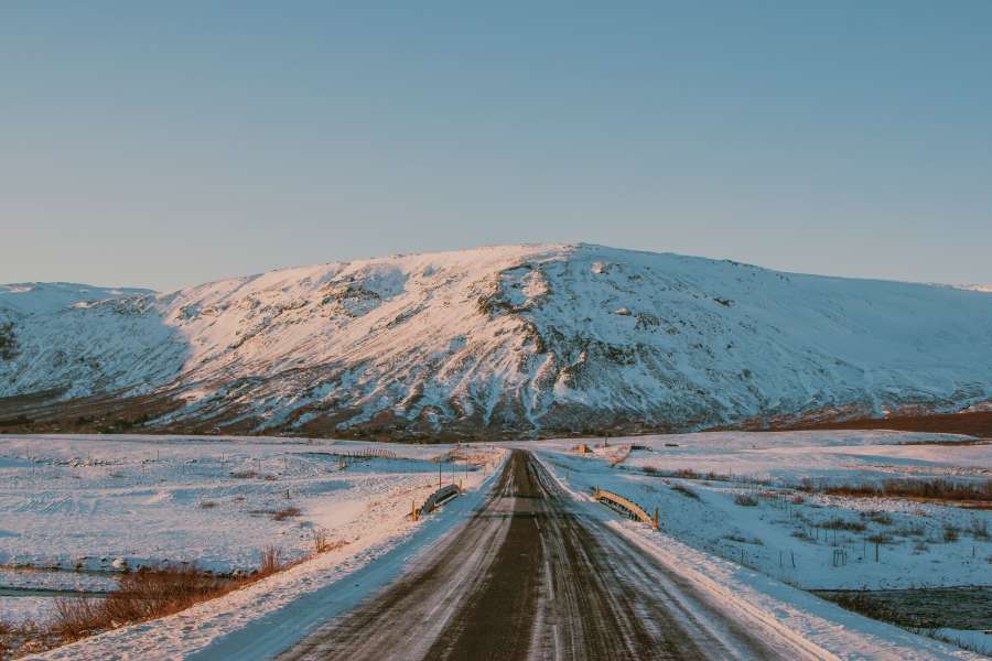 Nevado, invierno, nieve, la carretera, temporada, paisaje, frío, naturaleza, blanco, escarcha, viajar, árbol, rural, al aire libre, cielo, clima, hielo, congelado, fondo, azul, escénico, montaña, natural, hermoso, país, camino, transporte, peligroso, escena, glacial, ver, coche, nevada, campo, Navidad, paisaje, autopista, congelar, Árboles, bosque, nadie, camino, parque, vacío, calle, al aire libre, madera, línea, luz de sol