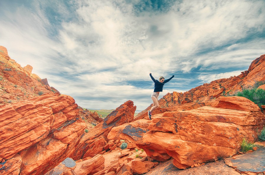 Campo, Chica, Las Vegas, naranja, Rocas, Cielo, deportes, Turismo, azul, escalada, nubes, mujer diversion, alza, el caminar, alegria, salto, montañas, naturaleza, al aire libre, alcance, exito,
