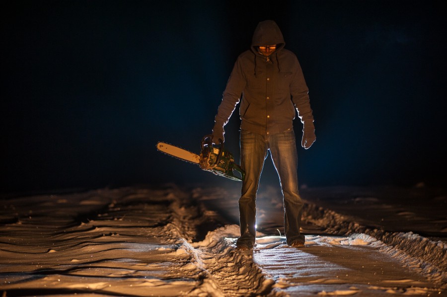 miedo, forma, noche, muerte, invierno, nieve, demonio, bosque, motosierra, sierra, oscuridad, oscuro, negro, tumba, asesino, delincuente, horror, susto, peligro, campana, concepto, traje, niebla, macho, invisible, una persona, advertencia, susto, real, fantasma, espectro, muerto,