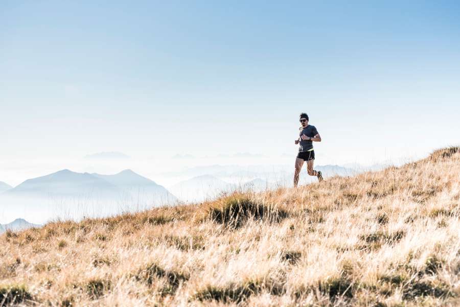 Aventura, atleta, hierba, resistencia, trotar, ejercicio, entrenamiento, libertad, corredor, carretera, hombre, deporte, puesta de sol, fitness, suciedad, activo, recreación, sprint, mañana, bienestar, ajuste, dieta, cuerpo, sendero, montaña, cielo, sendero, acción, maratón, acantilado, estilo de vida, zapatos, naturaleza, luz solar, azul, jogger, saludable, al aire libre, deportes, movimiento, correr, amanecer, atlético, entrenamiento, inspiración, entrenador, correr, verano, disfrute, camisa, actividad, bosque, masculino, objetivo, joven, deportista, arbusto, tierra, éxito, vista, delgado, rural, transpiración, árbol, corredor, grava, sol, solo, colina, tropical, apagado, país, camiseta, sudor, t, taladro, pico, parque, ocio, cima, raza, campo, cruz, mojado, competencia
