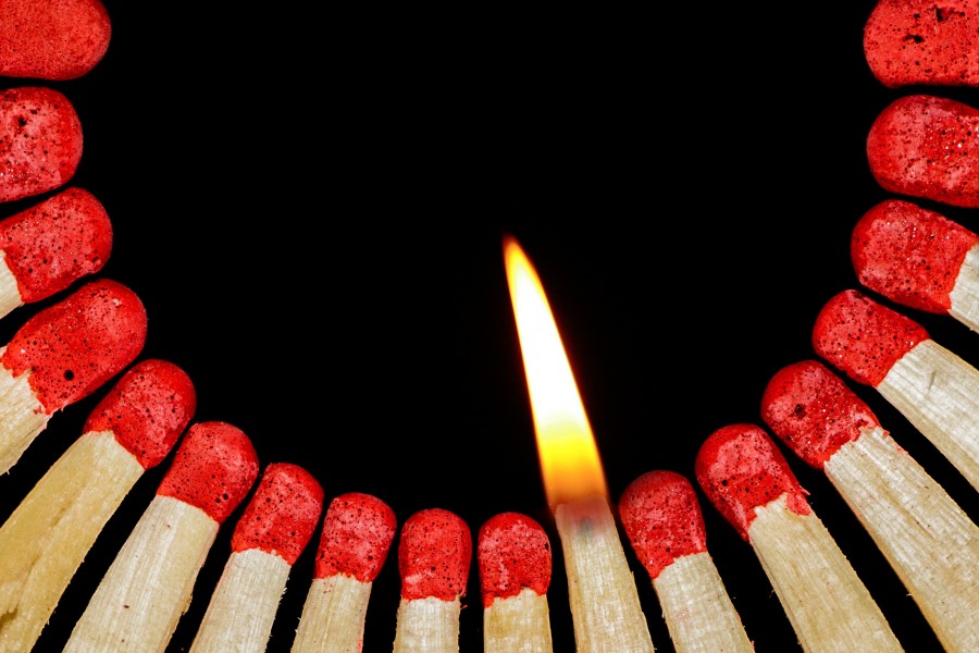 fuego, fosforo, fosforos, encendido, uno, distinto, diferente, fondo negro, concepto, cerillo, cerilla, 