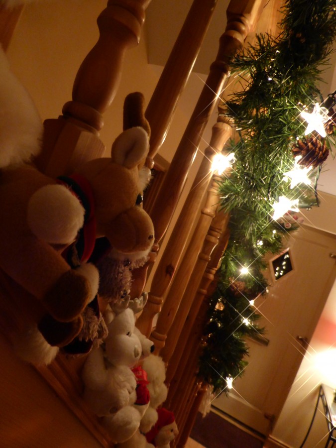 escena, navidad, navideño, escalera, interior, luz, luces, regalo, regalos, peluche, oso, tierno, luz, iluminacion, 