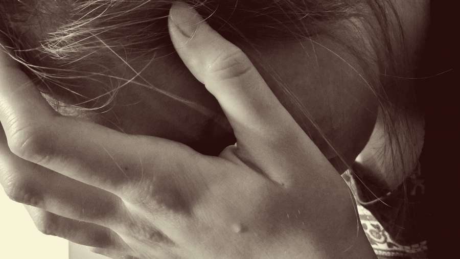 desesperado, triste, lágrimas, llorar, depresión, luto, desesperación, sin esperanza, pérdida, la cabeza, manos, mantener, desprotegido, solo, separación, corazón roto