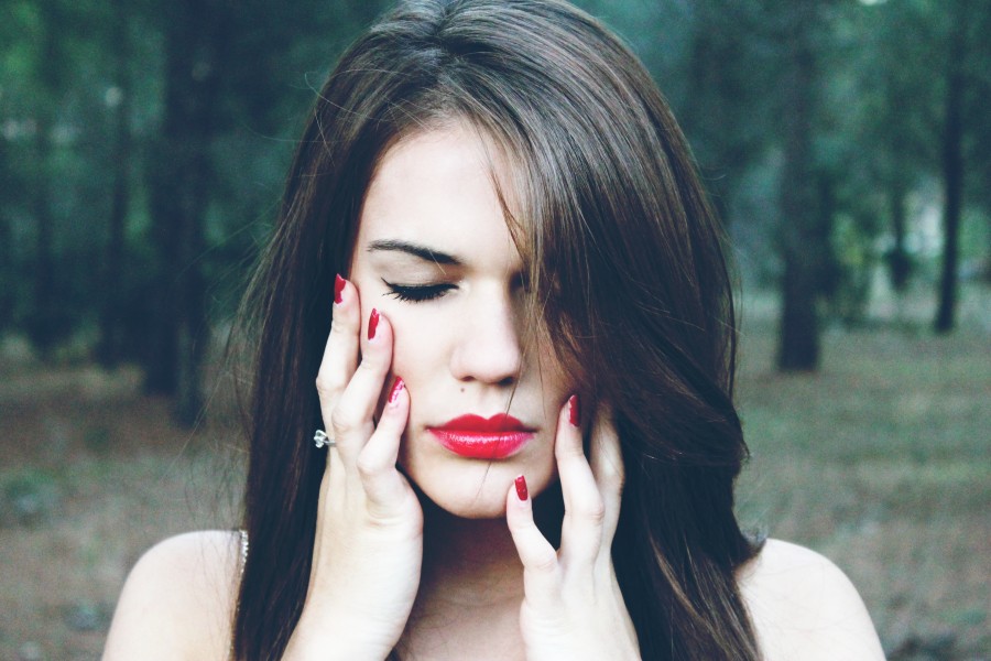mujer, joven, 20 años, rostro, cara, ojos cerrados, pensar, pensativa, pensando, bosque, aire libre, concepto, exterior, meditacion, meditar, dolor, seria, 