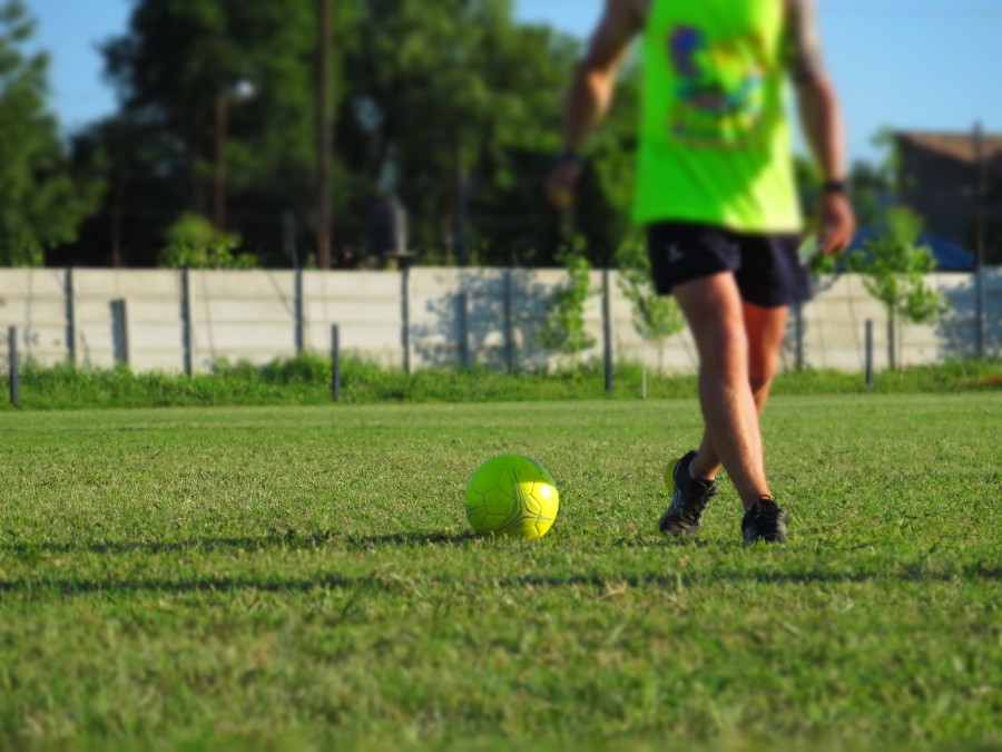 futbol, hombre, pelota, actividad, deportes, juego, una persona, cancha, pasto, cesped, 