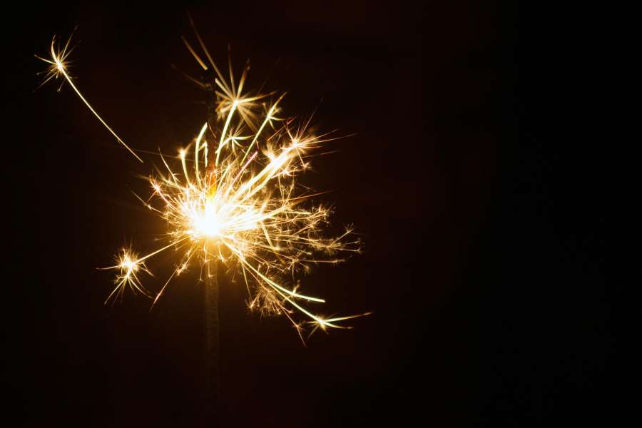 Celebración, Navidad, festivo, magia, luz, bengala, chispa, chispa, celebrar, brillante, llama, fuegos artificiales, fuegos artificiales, bengalas, luces de Bengala, brillo, fondo negro, encendido,
