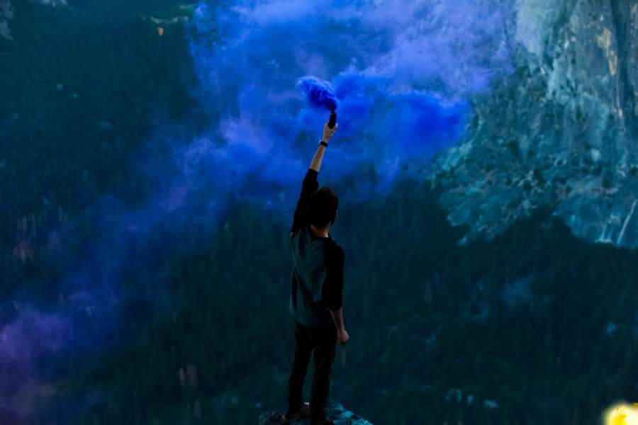 Persona, Montaña, Humo, Árbol, Señal, Antorcha, Color, Azul, Bomba de humo, Glacier Point, Indigo, Rescue