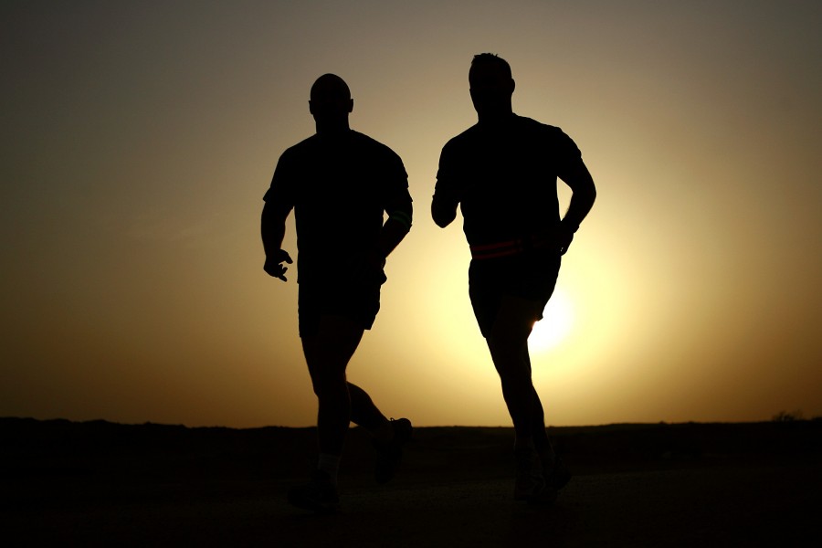 dos personas, gente, hombre, hombres, correr, deportes, corriendo, atardecer, ocaso, puesta de sol, running, run, actividad, aire libre, atletico, 