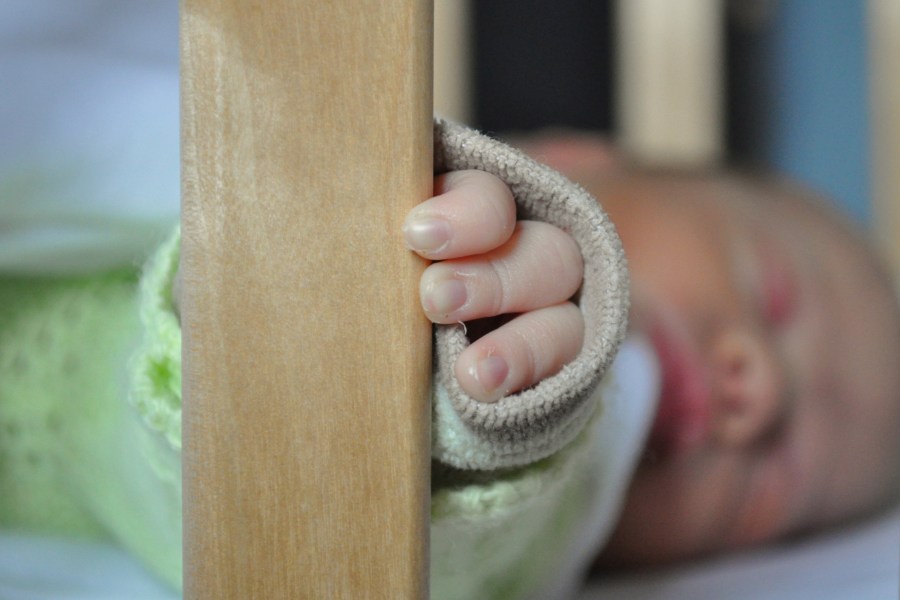 una persona, gente, bebe, niño, dormir, durmiendo, descanzo, descansar, primer plano, fuera de foco, cuna, siesta, noche, sueño, tierno, 2 meses, 