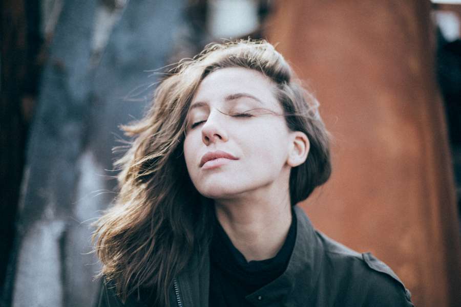 joven, retrato, hermoso, mujer, niña, hembra, modelo, rostro, adulto, fondo, aislado, belleza, bonito, atractivo, blanco, uno, feliz, persona, calma, gente, estilo de vida, lindo, caucásico, ojos, cuidado, fresco, cerrado, casual, piel, sonreír, limpiar, gesto, saludable, moda, elegante, estudio, natural, cabello, alegre, morena, primer plano, estilo, juventud, suéter, estudiante, paz,
