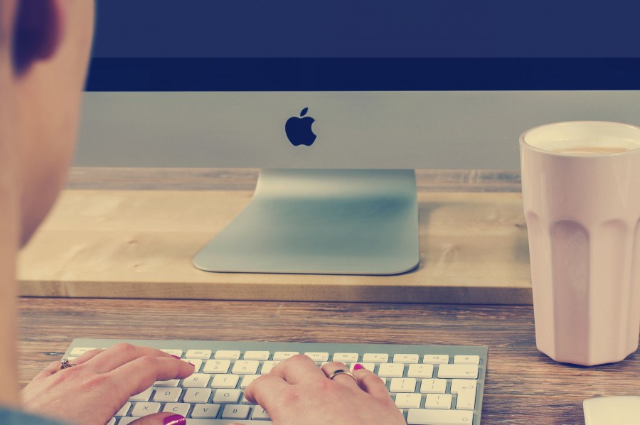 una persona, gente, mujer, mac, computadora, tecnologia, trabajo, trabajando, escritorio, oficina, moderno, concepto, anillo, cafe, 