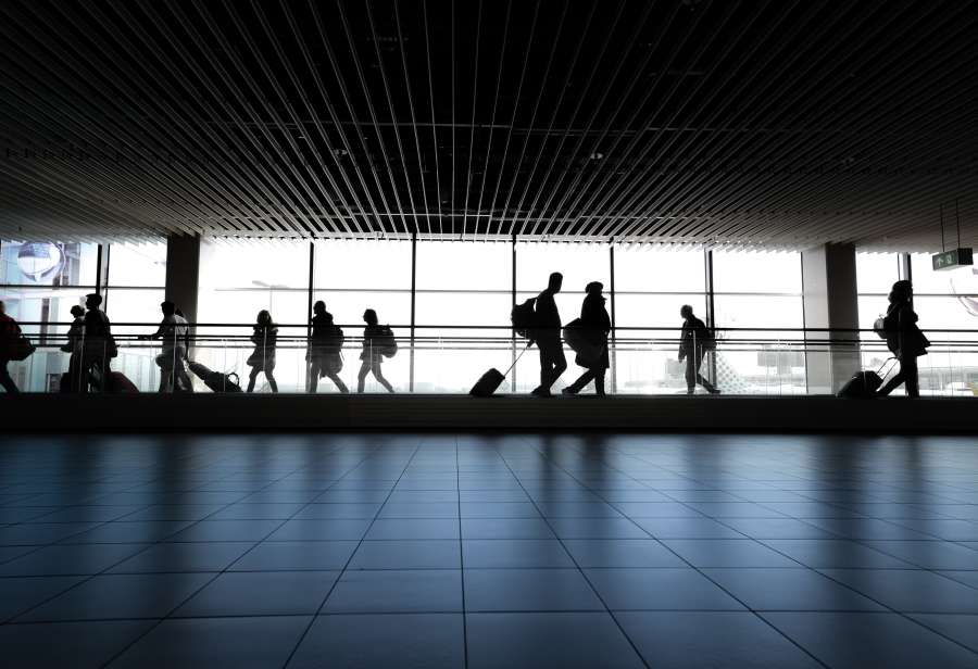 aeropuerto, interiores, personas, silueta, reflexión, viajero, sombra, equipaje, negocios, adulto, ciudad, estación, horizontal, imagen en color, metro, transporte, área de salida del aeropuerto, edificio de transporte - tipo de edificio, estructura construida, mujeres, luz - fenómeno natural, ocupación profesional, solo mujeres, viajes, viajes de negocios, pasajeros, solo adultos