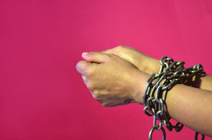 concepto, manos, manos, una persona, hombre, cadena, cadenas, encadenado, preso, carcel, 