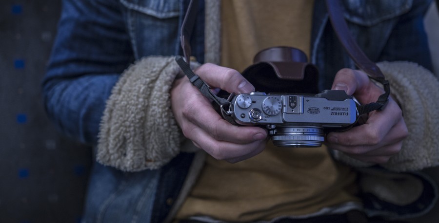 una persona, gente, hombre, camara, fotografia, fotografo, primer plano, sweater, marron, yashica, lente, 