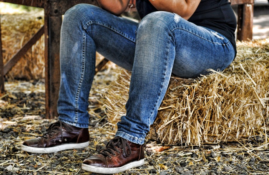 Unas Persona, Hombre, Jean, Escena Rural, Rural, Campo, Dia, Verano, Jean, Cultura, Paja, Pasto, Joven, Joven Adulto, 30s, vista de frente, detalle, zapato, zapatos, 
