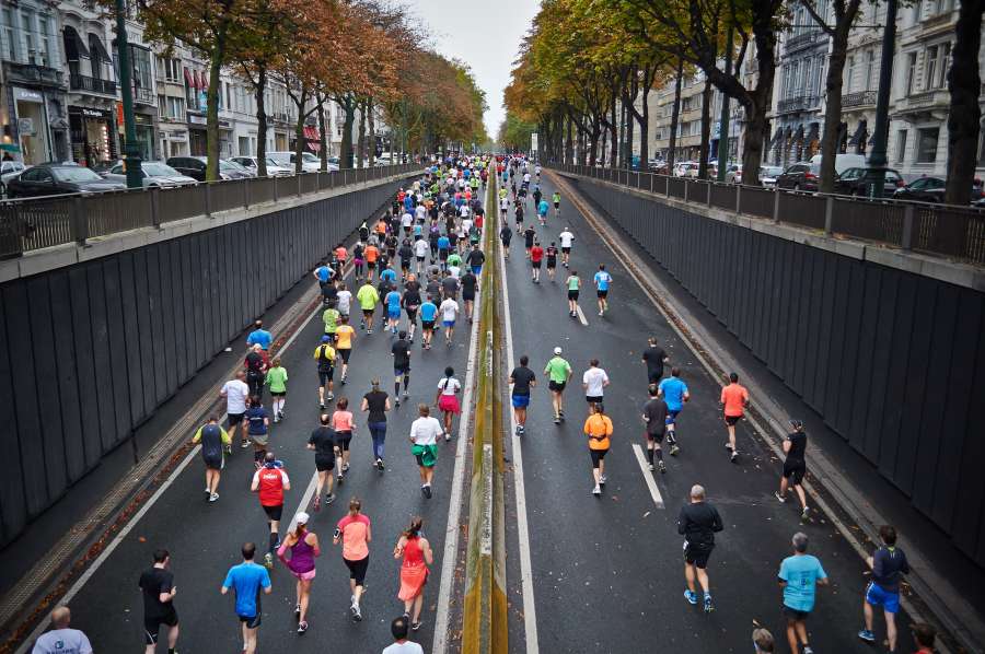 Gente, estilo de vida, activo, atleta, corredor, maratón, al aire libre, entrenamiento, deporte, masculino, corredor, persona, saludable, femenino, adulto, correr, feliz, entrenamiento, fitness, ajuste, calle, joven, ciudad, ejercicio, competencia, trotar, mujeres, atlético, deportivo, actividad, hombres, mañana, afuera, carrera, grupo, juntos, parque, amigos, naturaleza, equipo, temprano, movimiento, cruz, practicando, hombre, a través, corredores, sonriendo, corriendo, la luz del sol, ropa deportiva, mediana edad, entrenador, ejercicio, cuerpo, urbano, acción, salud, soleado, pies, amanecer, bengala, zapatos, niña, piernas, árbol, sol, disfrutando, vitalidad, puente, mujer, trotar, en, disfrute, recreación , peso, deportista