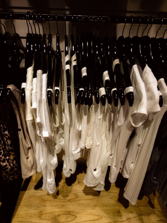 Vestimenta, Estar colgado, Ir de compras, Venta al por menor, Vestido, Colorido, Primer plano, Textil, Luz del sol, Pequeña empresa, Variación, Elección, Nadie, Aire libre, Color, Día, For Sale - Frase en inglés, Fotografía, Horizontal, Puesto de mercado, ropa, moda, boutique, barra, perchas, eleccion, colgador, femenino, rebajas, vestido, indumentaria, traje, ropaje, prenda, ajuar, vestuario, atuendo, remera, remeras, colores