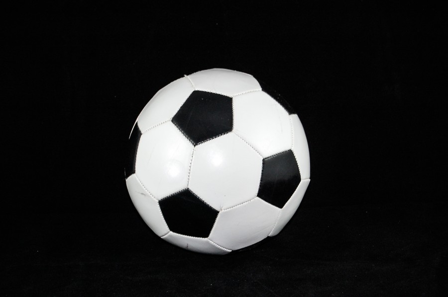 Pelota de futbol con fondo negro
pelota, fondo negro, balon, futbol, blanco y negro, deportes, actividad fisica, quieto, imagenes gratis