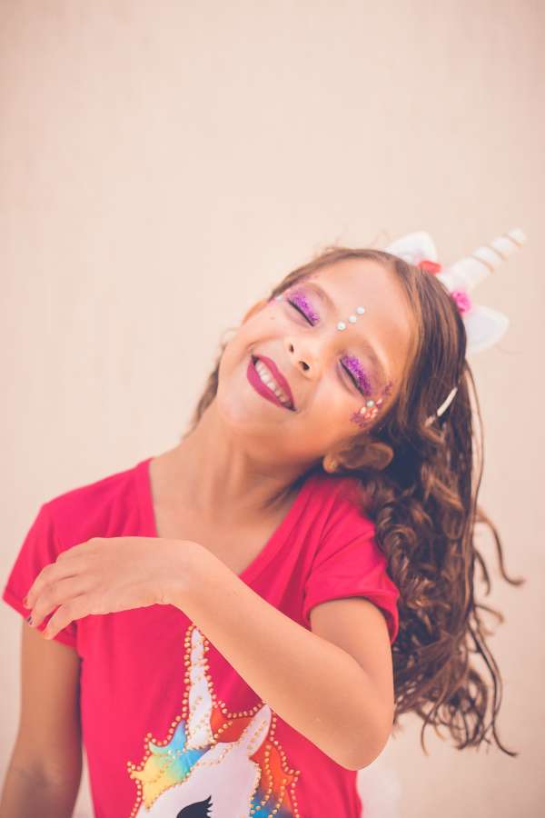 Unicornio, Chica, Cara, Pintura, sonrisa, Sonriendo, Púrpura, Felicidad, Bailando, Niña, Cabello largo, Fiesta, Maquillaje infatil