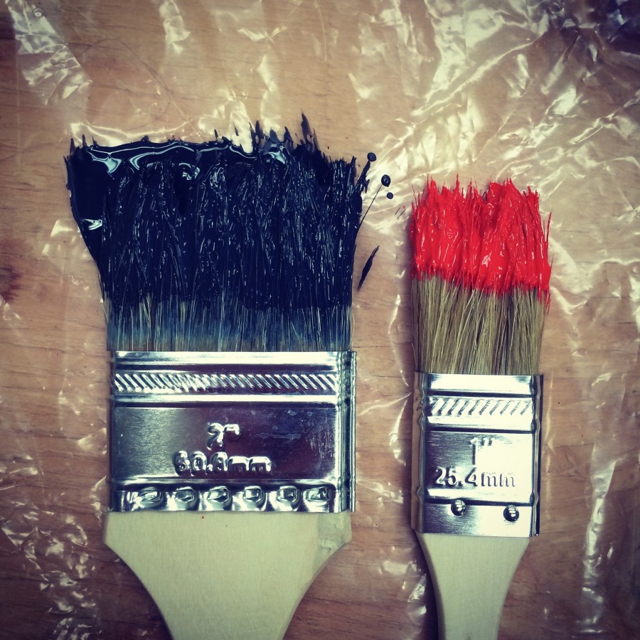 arquitectura, pincel, pinceles, dos, color, pintura, rojo, negro, color, remodelar, renovar, decoracion, decorar, pintar, nadie, 