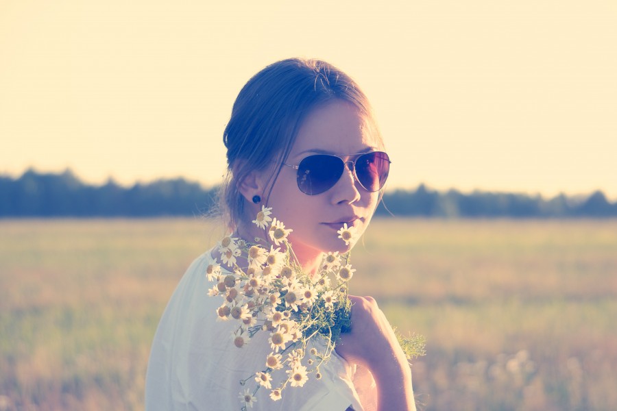 una persona, gente, mujer, lente, lentes, joven, exterior, mirada, flor, flores, ramo de flores, margarita, libertad, concepto, 