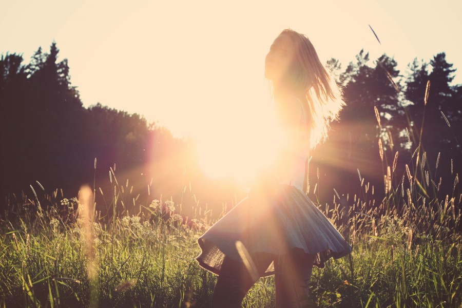 una persona, gente, mujer, rubia, rubio, atardecer, joven, adolescente, paisaje, ocaso, puesta de sol, dorado, belleza, naturaleza, relajacion, serenidad, cabello, tranquilidad, viajar, viaje, vacaciones, campo, 
