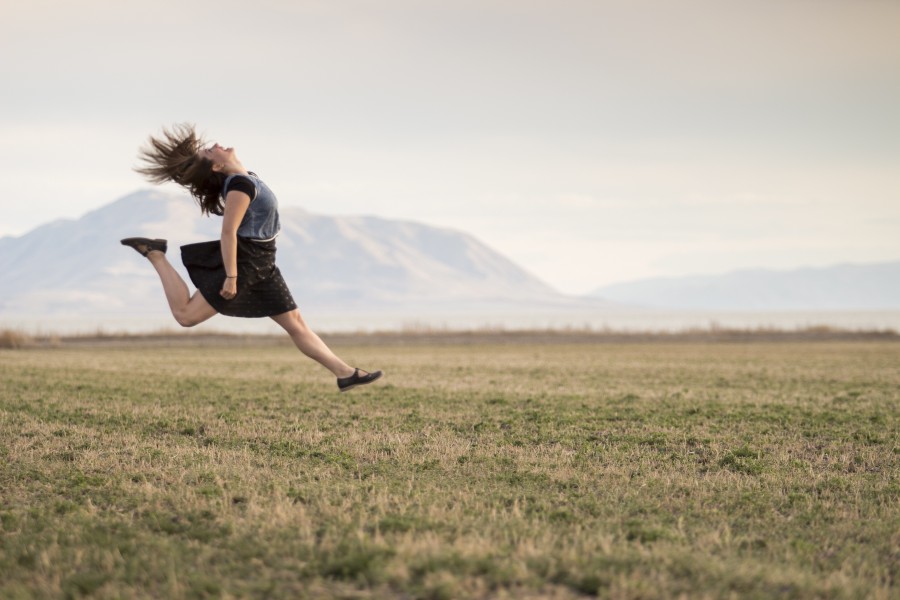 chica, saltando, feliz, sonriente, campo, rural, paisaje, hierba, montañas, mujer, gente, falda, felicidad, joven, una persona, gente, mujer, alegria, saltar, 