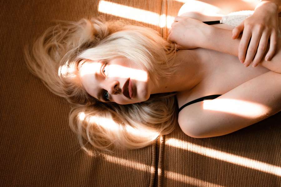 una persona, contenido, mujeres jóvenes, pelo largo, belleza, blanco, ocio, adulto joven, rubia, relajado, chaleco, estilo de vida, años 20, comodidad, dormitorio, cama, salud, acostado, feliz, horizontal, dormido, almohadas, ropa interior , descansando, pijamas, vertical, justa, caucásico, rosa, imagen en color, almohada, cabeza y hombros, fondo blanco, vista frontal, pho, afro, sonriente, persona de raza mixta, soñar despierto, retrato, adentro, tiro del estudio, modelo, 25-29 años, fotografía, mujeres seductoras, apariencia caucásica, mago de color, europa, mirando a la cámara, mujer hermosa, rubio
