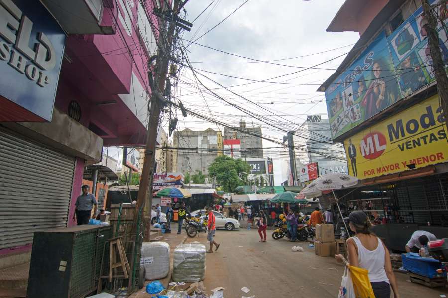 Ciudad del Este, Paraguay, Paisaje urbano, Calle, Vida urbana, Comercial, Ciudad, Libre comercio, Área, América Latina, Frontera, Mercado, Puesto, Destinos turísticos, Lugar famoso, Punto de referencia, Arquitectura, Avenida, Centro comercial, Entrada,
