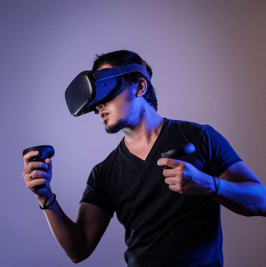 futurista, gafas de protección, innovación, acecho, persona, hombre, tecnología, estilo de vida, americano, Bluetooth, extático, electrónico, disfrute, entretenimiento, emocionado, emoción, experiencia, juego, chico, auriculares, horizontal, interactivo, Internet, neón, una persona fotografía, jugar, juguetón, jugando, inteligente, sorprendido, tecnología, tridimensional, conmovedor, utilizando, vídeo, virtual, visión, vistiendo, adulto joven, dispositivo, los anteojos, felicidad, aficiones, mirando, movimiento, vr