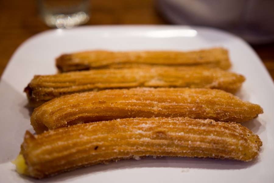 frito, dulce, delicioso, postre, churros, pasteles, comida, cocina, desayuno, churro, español, plato, azúcar, panadería, masa, españa, blanco, comida, bocadillo, cocina, chocolate, sabroso, mesa, tradicional, hecho en casa, palo, rosquilla, gastronomía, fondo, mexicano, buñuelo, salsa, comer, canela, marrón, nutrición, portugués, cultura, de cerca, horneado, latín, vaso, crujiente, calle, plato, galleta, ligero, asado, caliente, francés
