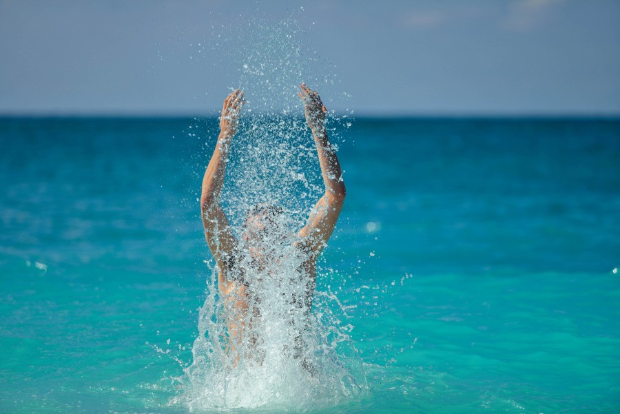 Playa, Caribe, vacaciones, oceano, agua, azul, emoción, sentimiento, diversion, feliz, hombre, persona, juego, jugueton, mar, salpicadura, sol, vacaciones,