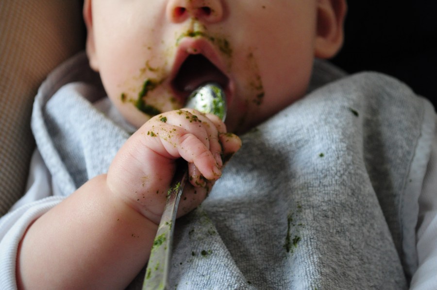 una persona, niño, bebe, vista de frente, cuchara, comidas, comer, infancia, niño, cubierto, cubiertos, tierno, 6 meses, boca, abierta, sucio, ensuciar, comiendo, 