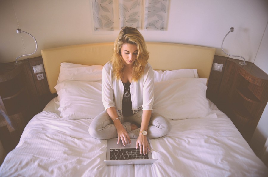Cama, Hotel, Estilo de vida, Viajes, Blanco, Mujer, Trabajo, manzana, blog, rubio, negocios, comunicación, conexión, vacaciones, manos, hogar, teclado, computadora portátil, mac, redes, oficina, social, mecanografía, trabajo,