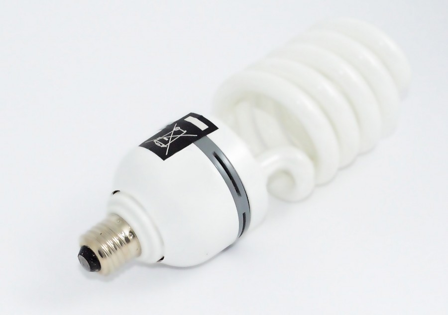 lampara, bajo consumo, economia, ahorrar, electricidad, poder, concepto, energia, fondo blanco, uno, conservar, medio ambiente, proteccion, elemento, tubo, tecnologia, idea, conservacion, kilowatt, luminico, luminosidad, alternativa, campo, recambio, espiral, 