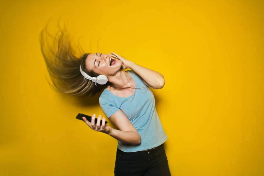 mujer, Moda, joven, escucha, auriculares, hembra, divertido, movimiento, estudio, baile, relajarse, auriculares, tecnología, casual, gente, accesorios, positivo, retrato, inalámbrico, descanso, libertad, audio, pelo rubio, contento cara, música en línea, auriculares grandes blancos, gente elegante, fondo amarillo, vacaciones alegres, optimista, disfrutar, hipster, hermosa sonrisa, tecnología inalámbrica, lugar para texto, persona bonita, energía y diversión, modelo de estilo de vida, ropa deportiva, estilo callejero, suéter, almohadillas para los oídos, sudadera con capucha y jeans, escuchar música, espacio de copia, adulto activo