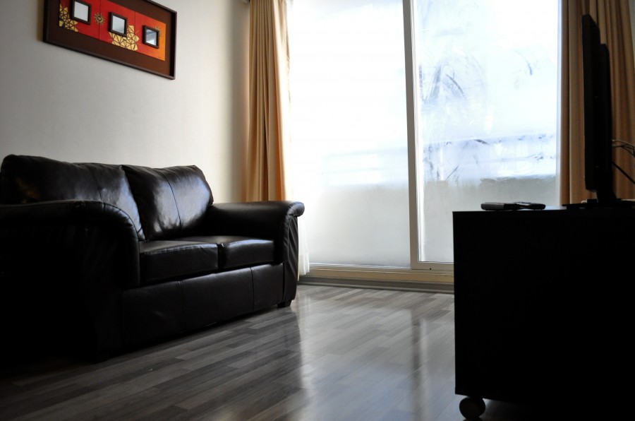living, piso, sillon, sofa, interior, casa, cuero, marron, ventana, tv, television, nadie, 