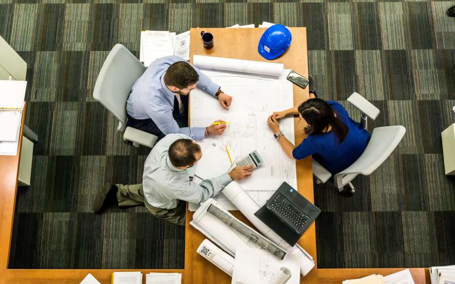 oficina, negocio, gente, reunión, equipo, trabajo en equipo, grupo, tecnología, corporativo, trabajando, comunicación, ordenador portátil, discusión, lluvia de ideas, empresario, cooperación, mujer de negocios, hablando, colegas, profesional, conferencia, joven, hombre, mujer, lugar de trabajo, caucásico, trabajo, masculino, éxito, mujeres, hombres, computadora, colega, colaboración, estrategia, juntos, liderazgo, compañero de trabajo, moderno, ideas, internet, experiencia, ejecutivo, conexión, asociación, análisis, sentado, plan, hembra, adulto
