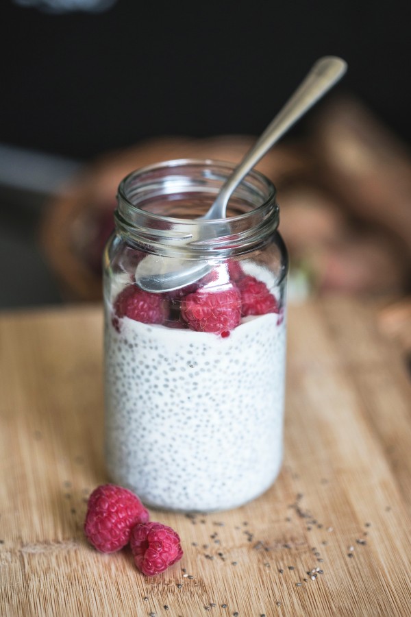 yogurt, fresas, comidas, desayuno, cuchara, rojo, fondo negro, frasco, yogur