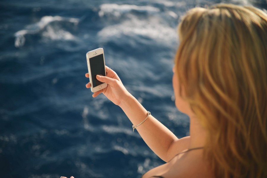 Playa, mujer, joven, rubia, rubio, , agua, apple, negocio, llamada, conexion, conectividad, iphone, telefono, telefono inteligente, social, sol, tecnologia, textura,