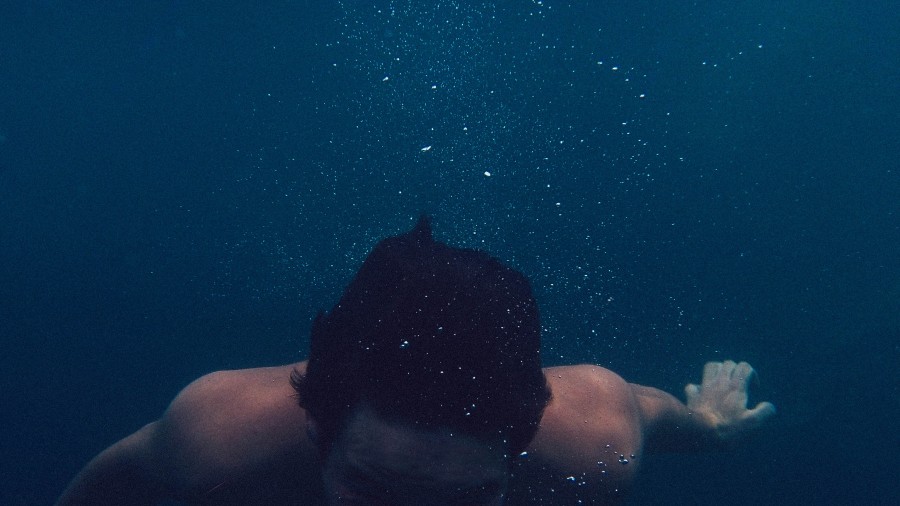 una persona, gente, hombre, joven, agua, piscina, pileta, nadar, nadando, sumergido, actividad, deportes, buceo, 