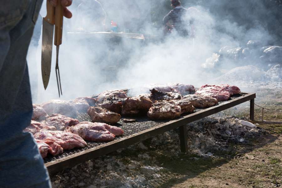 carne, parrilla, parilla, carne de vaca, comida, A la parrilla, cocina, cena, filete, fuego, interrogatorio intenso, Argentina, Sudamerica, Brasil, Barbacoa, delicioso, comida, almuerzo, tradicional, al aire libre, brasileño, proteína, estilo de vida, filete, gastrónomo , preparando, cerdo, restaurante, divertido, comiendo, noche, festival, churrasco, churrasco gaucho, atardecer, jardín, parrilla, cocinero, noche, solomillo, parque, amplia, picanha, costela, picnic, chorizo, hamburguesa, hamburguesa, amigos, cocinero
