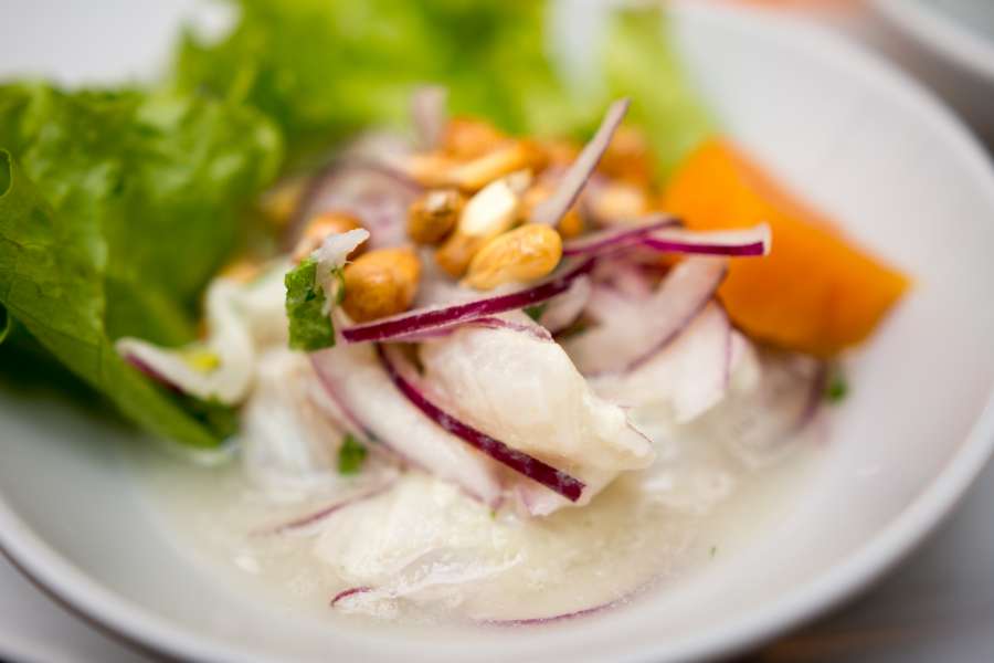 cocina, peruano, ceviche, comida, comida, perú, pescado, almuerzo, cena, cebolla, cebiche, restaurante, tradicional, fresco, aperitivo, gastrónomo, americano, vegetal, lima, mariscos, limón, pimienta, fondo, plato, rojo, patata, cocina, crudo, plato, latín, sur, gamba, seviche, mexicano, marinado, aji, frito, salsa, maíz, color, america, gastronomía, cilantro, atención, agrios, camarón, blanco, chile, delicioso
