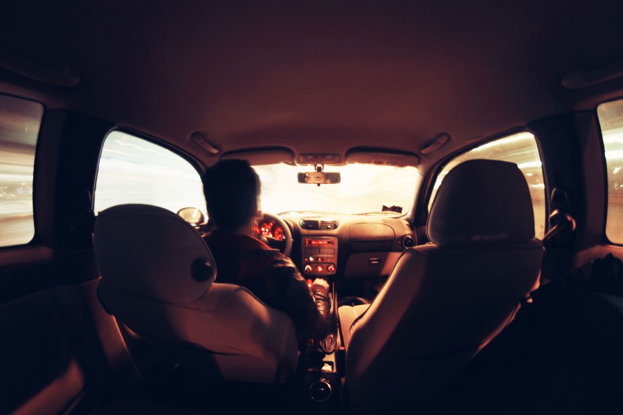 concepto, auto, coche, carro, interior, manejar, manejandor, una persona, gente, hombre, conducir, velocidad, luz, iluminado, 