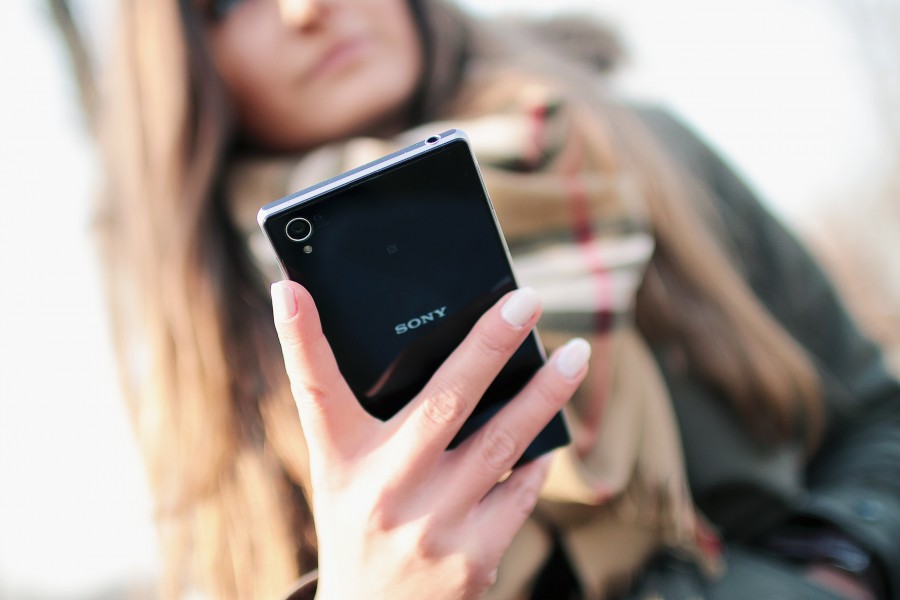 una persona, gente, mujer, joven, celular, telefono, verde, tecnologia, primer plano, exterior, texto, comunicacion, 